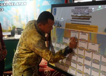 PJ BUPATI HSS LAKUKAN PENANDATANGANAN IMPLEMENTASI MASTERPLAN SMARTCITY BERSAMA SELURUH KEPALA PERANGKAT DAERAH KAB. HSS