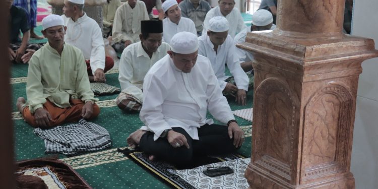 PJ BUPATI H. HERMANSYAH MENGUKUHKAN KEDEKATAN DENGAN RAKYAT MELALUI SHOLAT JUMAT DAN SILATURRAHMI DI MALINAU