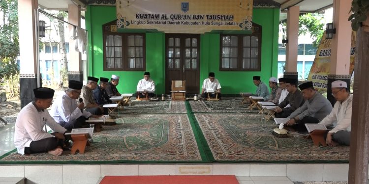 PJ. BUPATI IKUTI SECARA KHIDMAD KHATAMAN RUTIN BULANAN DAN PENGAJIAN LINGKUP SETDA HSS.