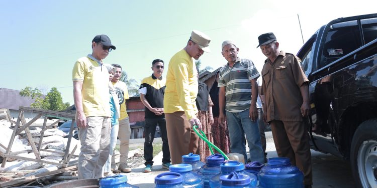 PJ. BUPATI HSS TURUN LANGSUNG DISTRIBUSIKAN AIR BERSIH KE WARGA MEMBUTUHKAN