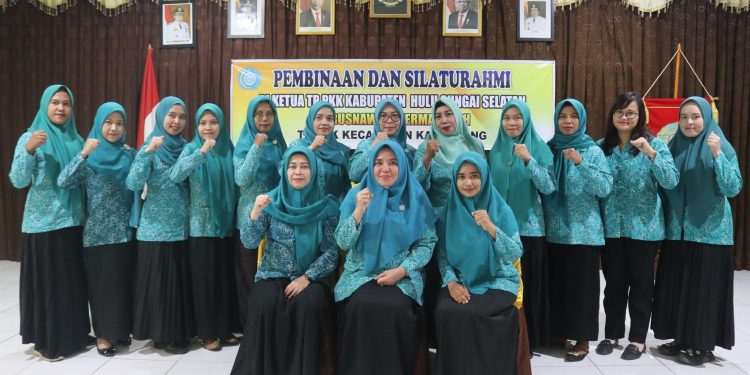ERATKAN JALINAN SILATURAHMI, PJ. KETUA TP. PKK KAB. HSS SAMBANGI TP. PKK KECAMATAN KALUMPANG