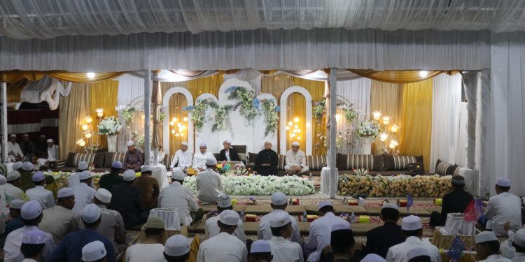 MESKI DIGUYUR HUJAN LEBAT, PJ. BUPATI TETAP HADIRI PERINGATAN MAULIDIRRASUL MAJELIS SIRRIL MUSTAFA