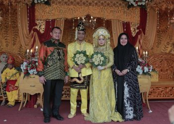 PJ BUPATI BERSAMA ISTRI HADIRI RESEPSI PERNIKAHAN