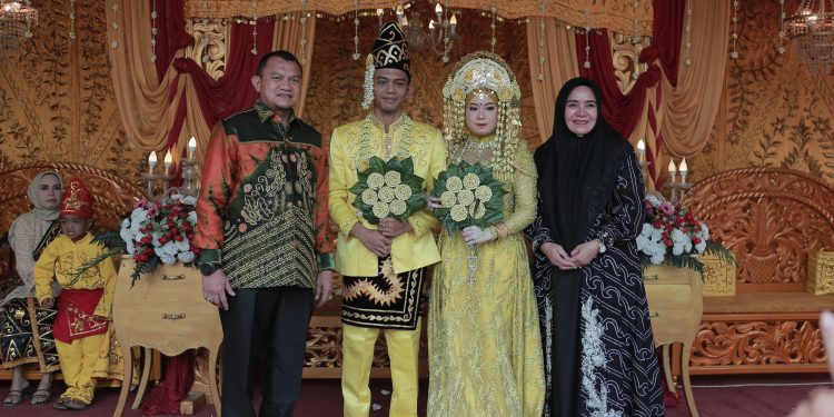 PJ BUPATI BERSAMA ISTRI HADIRI RESEPSI PERNIKAHAN