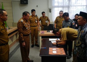 PJ BUPATI HSS SAKSIKAN PENANDATANGANAN NOTA PERJANJIAN HIBAH DAERAH ANTARA PEMERINTAH DAERAH, KPU, DAN BAWASLU: LANGKAH PENTING MENUJU PEMILU YANG TRANSPARAN