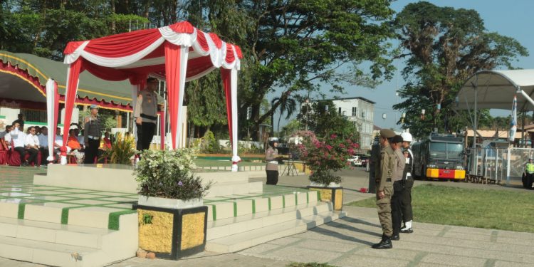 OPERASI MANTAP BRATA 2023/2024: KESIAPAN PENGAMANAN PEMILU DITEGASKAN DALAM APEL GELAR PASUKAN DI HSS