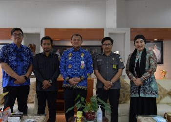 BERTEMPAT DI RUANG KERJANYA, PJ. BUPATI HULU SUNGAI SELATAN, DRS. H. HERMANSYAH, MM., MENERIMA KUNJUNGAN BAWASLU KABUPATEN HULU SUNGAI SELATAN PADA SELASA, 17/10/2023.