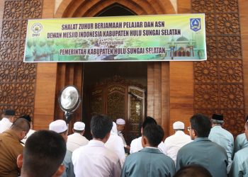 PJ BUPATI HSS SHOLAT DZUHUR BERJAMAAH BERSAMA PARA PELAJAR