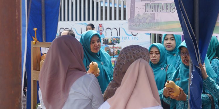 DUKUNG PENGENDALIAN INFLASI, PJ. KETUA TP. PKK KAB. HSS PANTAU PELAKSANAAN BAZAR PANGAN MURAH