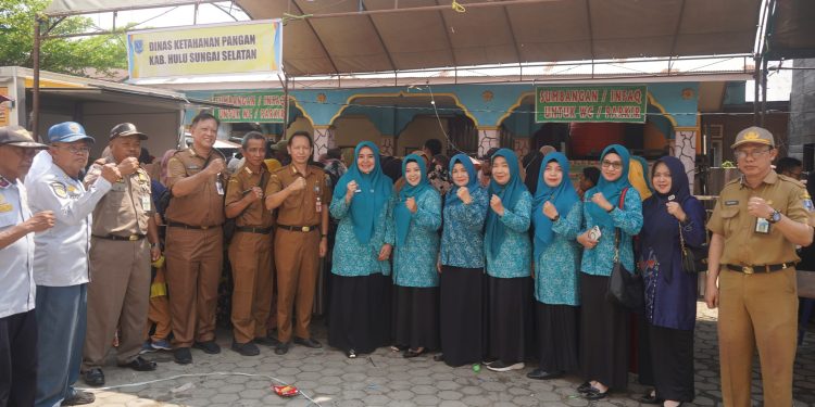 PJ. KETUA TP. PKK KAB. HSS : PELAKSANAAN BAZAR PANGAN MURAH MEMBERIKAN MANFAAT NYATA BAGI MASYARAKAT.