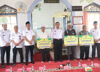 TINGKATKAN KENYAMANAN BERIBADAH, PJ. BUPATI HSS SERAHKAN DANA HIBAH UNTUK MUSHOLLA/LANGGAR