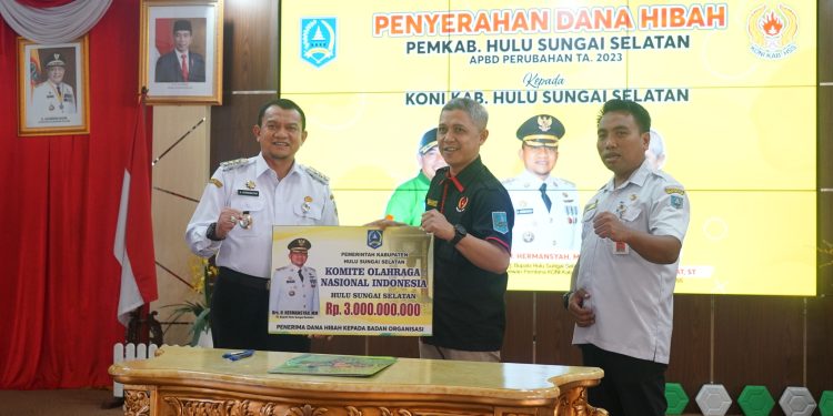 HIBAH DANA UNTUK KONI GUNA DUKUNG PENGEMBANGAN OLAHRAGA DI KAB. HSS