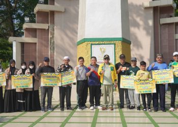 PJ BUPATI HSS SERAHKAN PENGHARGAAN ATAS PRESTASI PADA MTQ NASIONAL KE-34 TINGKAT PROVINSI KALSEL