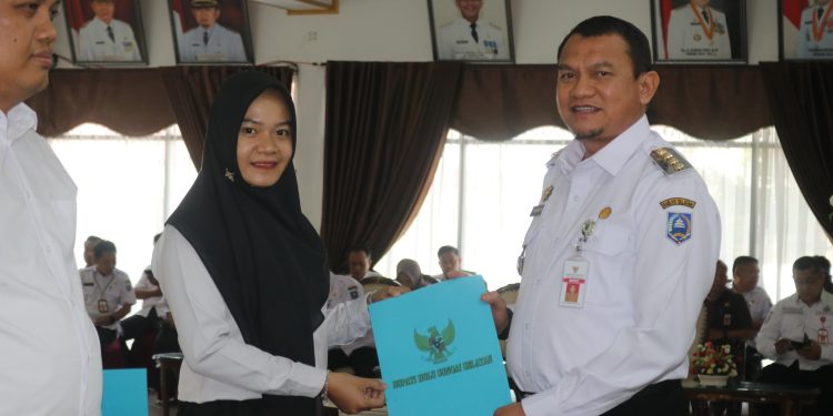 PJ BUPATI HSS SERAHKAN SK PENGANGKATAN 39 PPPK OPTIMALISASI 2022 & SK PENSIUN 4 PEJABAT