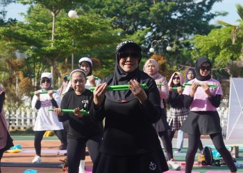 BERIKAN CONTOH POSITIF TENTANG PENTINGNYA MENJAGA KESEHATAN, PJ KETUA TP PKK KAB HSS IKUTI OLAHRAGA POUND FIT BERSAMA MASYARAKAT