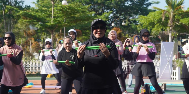 BERIKAN CONTOH POSITIF TENTANG PENTINGNYA MENJAGA KESEHATAN, PJ KETUA TP PKK KAB HSS IKUTI OLAHRAGA POUND FIT BERSAMA MASYARAKAT