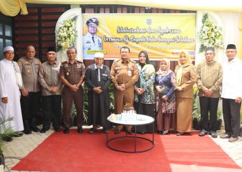 PJ. BUPATI HSS SECARA DADAKAN DAPAT KUE ULANG TAHUN PERKAWINAN SAAT HADIRI SYUKURAN INSPEKTORAT HSS