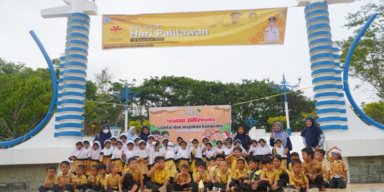BENTUK GENERASI YANG CINTA AKAN SEJARAH DAN BANGSA, PAUDIT QURRATA’AYUN KANDANGAN ZIARAH KE MAKAM PAHLAWAN