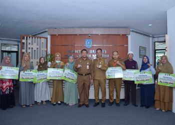 BERKAH PENDIDIKAN: PJ. BUPATI HSS SERAHKAN BANTUAN UNTUK 9 TARUNA/TARUNI STTD BEKASI DARI KABUPATEN HSS