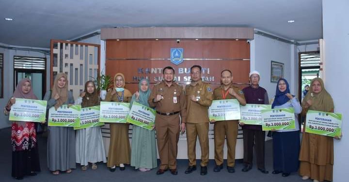BERKAH PENDIDIKAN: PJ. BUPATI HSS SERAHKAN BANTUAN UNTUK 9 TARUNA/TARUNI STTD BEKASI DARI KABUPATEN HSS