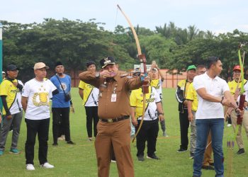 PANAH PERTAMA DARI PJ BUPATI HSS TANDAI DIMULAINYA LOMBA PANAHAN PAMAN BIRIN CUP 2023 SE-KALSEL
