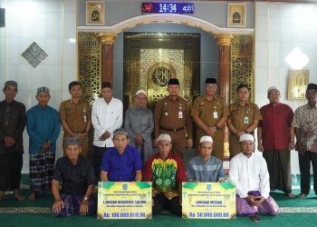 SAAT PENYERAHAN DANA HIBAH, PJ. BUPATI HSS : MANFAATKAN SEMAKSIMAL MUNGKIN DANA HIBAH UNTUK KEMASLAHATAN/PEMBANGUNAN LANGGAR