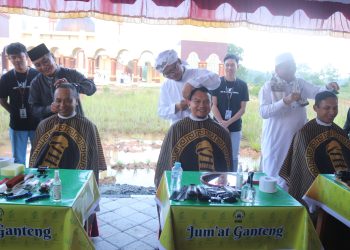 CUKUR RAMBUT WAKAF WARNAI GERAKAN SEHARI SUNNAH JUMAT DMI BERSAMA PEMKAB HSS
