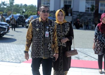 PJ. BUPATI HSS BERSAMA ISTRI HADIRI PUNCAK PERINGATAN HUT KABUPATEN TAPIN KE -58