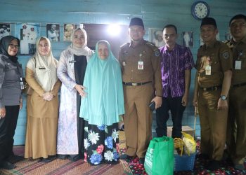 PJ BUPATI HSS KUNJUNGI LANSIA ASUHNYA DI DESA PARING AGUNG
