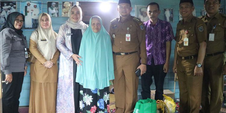 PJ BUPATI HSS KUNJUNGI LANSIA ASUHNYA DI DESA PARING AGUNG