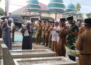 JELANG HARI JADI KE-73 KAB.HSS, PJ BUPATI HSS ZIARAHI  MAKAM MANTAN BUPATI KAB.HSS TERDAHULU