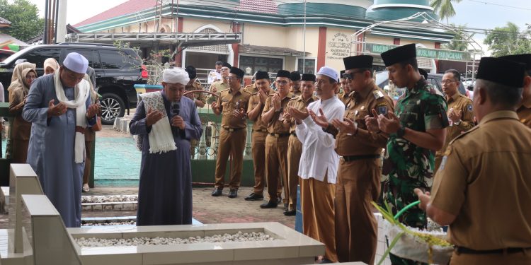 JELANG HARI JADI KE-73 KAB.HSS, PJ BUPATI HSS ZIARAHI  MAKAM MANTAN BUPATI KAB.HSS TERDAHULU