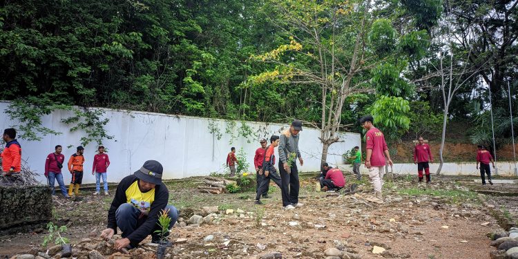 DALAM RANGKAIAN KEGIATAN HARI JADI KAB. HSS KE-73 DAN HUT KORPRI KE-52 DILAKSANAKAN KEGIATAN BAKTI SOSIAL PENANAMAN POHON DAN GOTONG ROYONG PEMBERSIHAN LOKASI TAMAN MAKAM PAHLAWAN