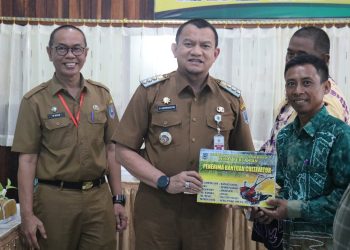 DORONG PENGEMBANGAN SEKTOR PERTANIAN, PJ. BUPATI HSS SERAHKAN ALSINTAN KEPADA 19 KELOMPOK TANI
