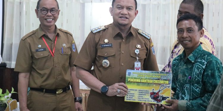 DORONG PENGEMBANGAN SEKTOR PERTANIAN, PJ. BUPATI HSS SERAHKAN ALSINTAN KEPADA 19 KELOMPOK TANI