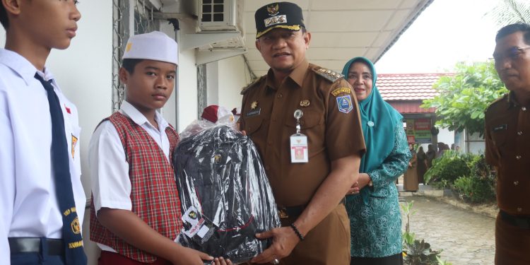 ATASI KEMISKINAN EKSTREM TAHUN ANGGARAN 2023 PJ BUPATI HSS SERAHKAN BANTUAN FISKAL PERALATAN SEKOLAH