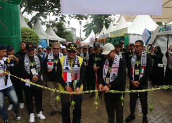 MELANGKAH BERSAMA UNTUK PERSATUAN: PENJABAT BUPATI HULU SUNGAI SELATAN IKUTI JALAN SANTAI MEMERIAHKAN HARI JADI KE-73 DENGAN DOA BERSAMA DAN AKSI BELA PALESTINA