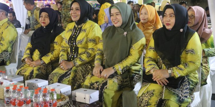 PJ. KETUA TP. PKK KAB. HSS TURUT HADIRI PEMBUKAAN EXPO DAN KUNJUNGI STAND EXPO