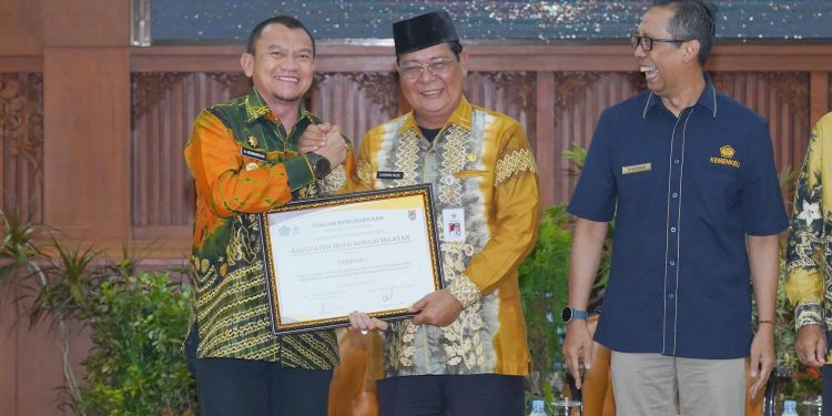 TERUS TINGKATKAN KINERJA, HSS SABET PENGHARGAAN TERBAIK I KINERJA PENGELOLAAN DANA DESA TAHUN ANGGARAN 2023