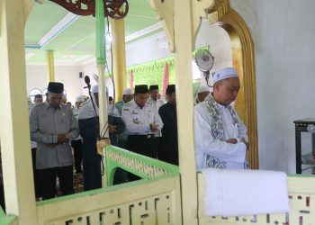 PERKUAT TALI SILATURAHMI DENGAN MASYARAKAT, PJ BUPATI HSS IKUTI SHALAT ASHAR BERJAMAAH DI DESA HAMAK UTARA