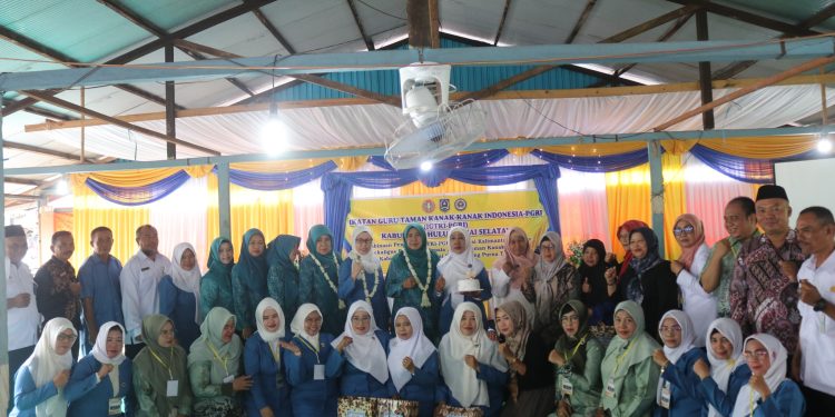 TP. PKK KAB. HSS HADIRI PERTEMUAN RUTIN IGTKI-PGRI SEKALIGUS PERPISAHAN PURNA TUGAS