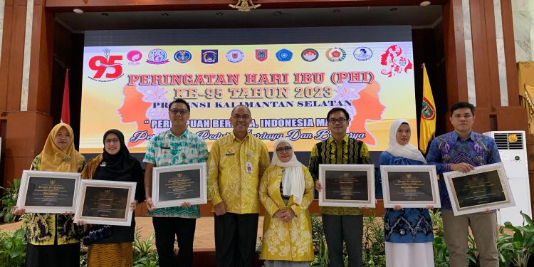 BERHASIL MENINGKATKAN KUALITAS KELUARGA, DESA GAMBAH DALAM BARAT TERIMA PENGHARGAAN KATEGORI UTAMA