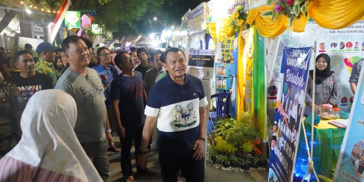 PJ. BUPATI HSS TINJAU STAND KOMUNITAS DAN WILAYAH KULINER YANG ADA DI HSS EXPO