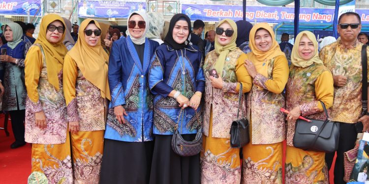 PJ KETUA TP PKK TURUT MERIAHKAN PERINGATAN HARI JADI KAB HST KE-64