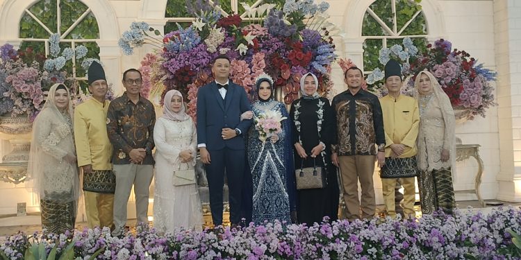 PJ BUPATI HSS DRS. H. HERMANSYAH, M.M DAN PJ KETUA PKK HSS HJ. RUSNAWATI HERMANSYAH, SE HADIRI PERNIKAHAN DR. ANANDA DESSY LUFITA