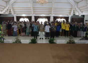PJ BUPATI HSS SERAHKAN PENGHARGAAN TERHADAP 91 MAHASISWA BERPRESTASI TAHAP II TAHUN 2023