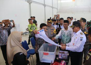 PJ. BUPATI HSS TINJAU GUDANG LOGISTIK PEMILU: LANGKAH KESIAPAN MENJELANG PEMILIHAN UMUM