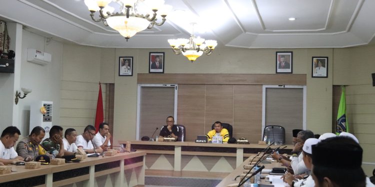 PJ. BUPATI HSS PIMPIN RAPAT PERSIAPAN HAUL ABAH GURU SEKUMPUL KE-19