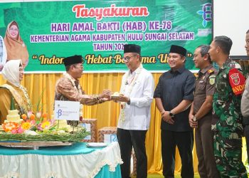 KEMENAG HSS BERI PENGHARGAAN UNTUK PEMKAB HSS SAAT TASYAKURAN PERINGATAN HAB KE-78 TAHUN 2024
