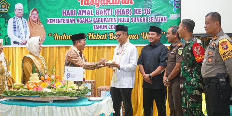 KEMENAG HSS BERI PENGHARGAAN UNTUK PEMKAB HSS SAAT TASYAKURAN PERINGATAN HAB KE-78 TAHUN 2024